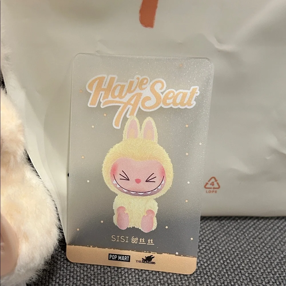 Labubu Have A Seat Sisi - Picture 2 of 7